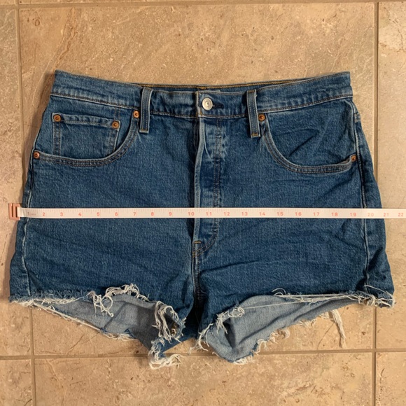 Levi’s Women’s 501 Original Shorts in Jive Stone Medium Blue Wash Denim Size 33 - Picture 7 of 11